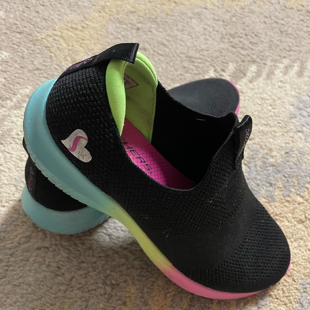 Girls Sketchers slip on tennis shoes